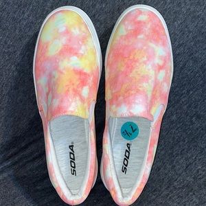 🌻3/$18 Tie-Dye Soda slip-ons size 7.5 women’s